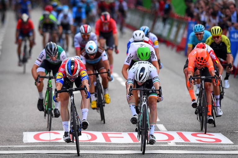 Roglic wint met Vuelta eerste grote ronde, slotrit prooi voor Jakobsen