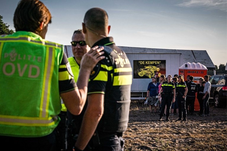 Man (21) uit Reuver rijdt op publiek in bij Autocross Leende