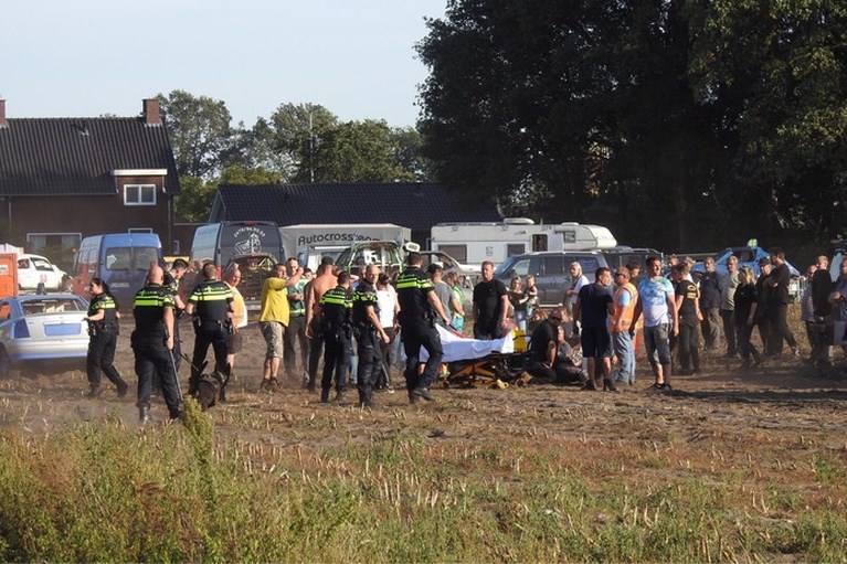 Man (21) uit Reuver rijdt op publiek in bij Autocross Leende