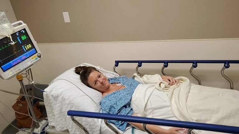 Vrouw slikt verlovingsring in tijdens nachtmerrie: ‘Ik werd wakker met een lege vinger’