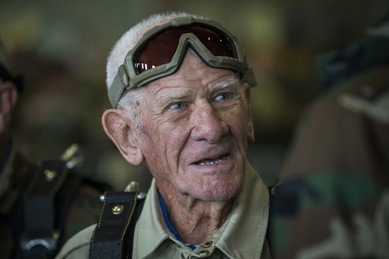 WO 2-veteraan (98) maakt parachutesprong met ambassadeurs