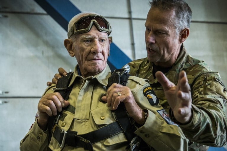 WO 2-veteraan (98) maakt parachutesprong met ambassadeurs