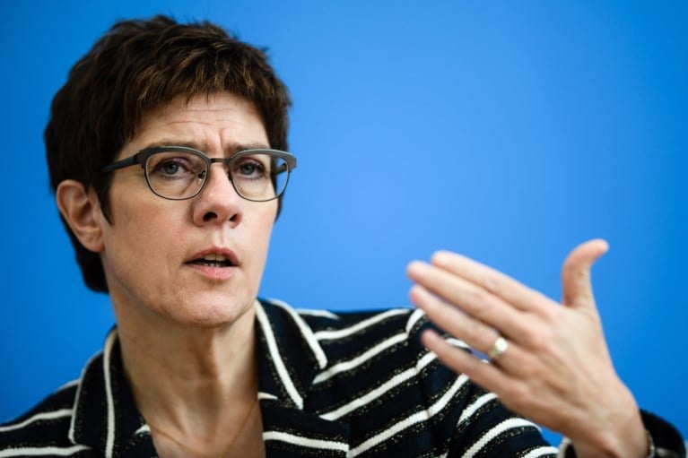 Ophef in Duitsland: vijf kabinetsleden in vier vliegtuigen naar oostkust VS