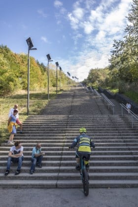 Video - Mountainbikers proberen het onmogelijke: de trappen van de Wilhelminaberg bedwingen