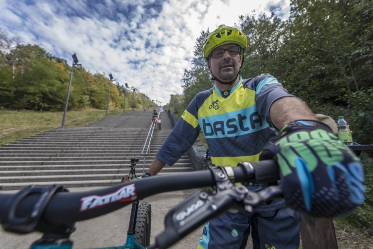 Video - Mountainbikers proberen het onmogelijke: de trappen van de Wilhelminaberg bedwingen