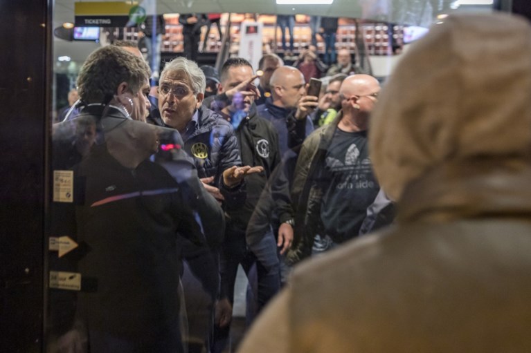 Video: Garcia de la Vega door Roda-fans uit stadion verjaagd