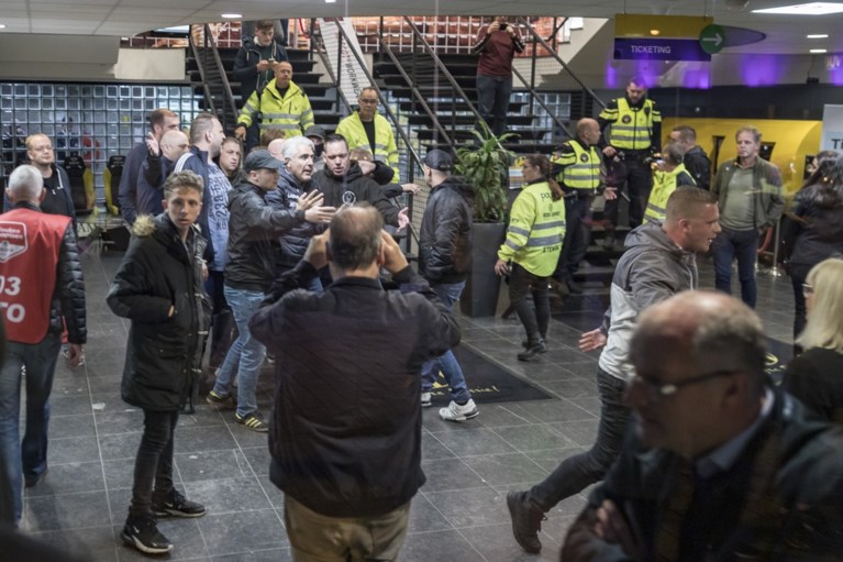 Video: Garcia de la Vega door Roda-fans uit stadion verjaagd