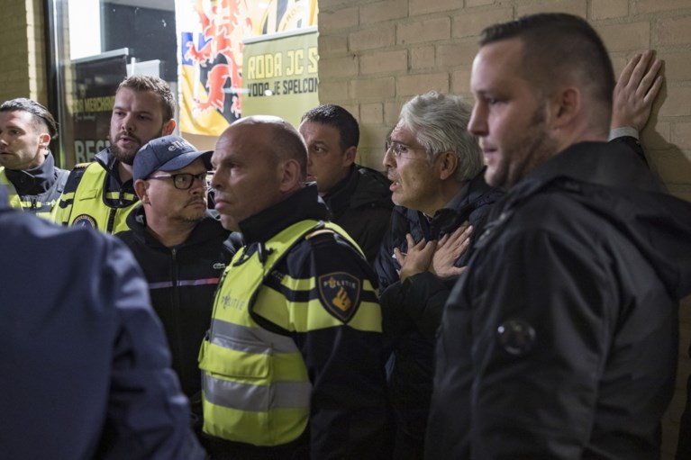 Video: Garcia de la Vega door Roda-fans uit stadion verjaagd