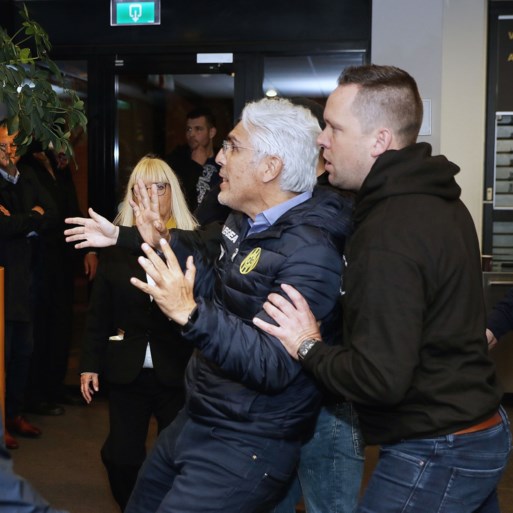 Video: Garcia de la Vega door Roda-fans uit stadion verjaagd
