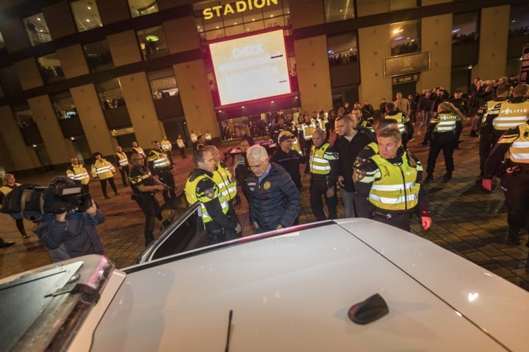 Video: Garcia de la Vega door Roda-fans uit stadion verjaagd