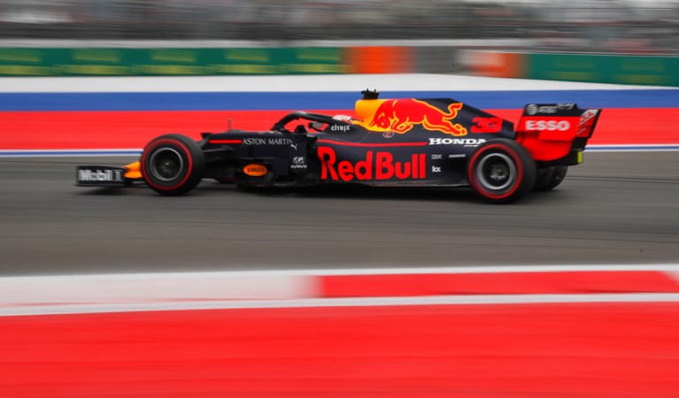 Mercedes verschalkt Ferrari met één-tweetje in Rusland, Verstappen vierde