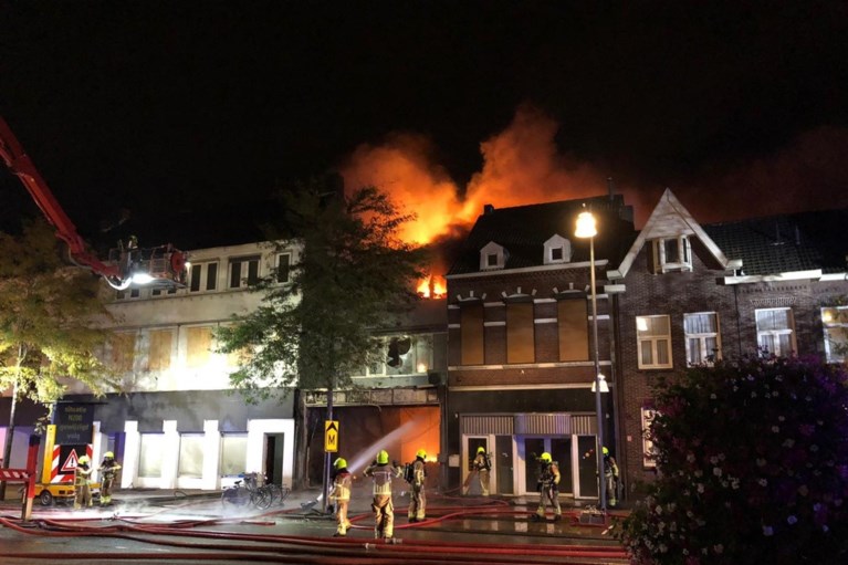 Bewoners geëvacueerd bij grote brand in centrum Roermond