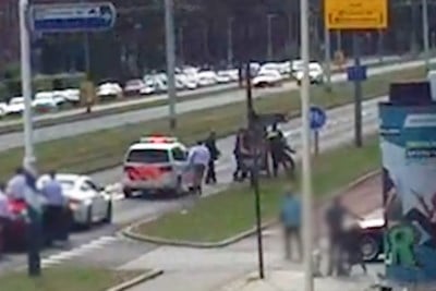 Politie geeft nieuwe beelden vrij van agent die knock-out wordt geslagen tijdens trouwstoet