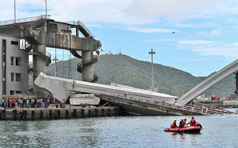 Heftige beelden: brug in Taiwan begeeft het, tankwagen stort naar beneden