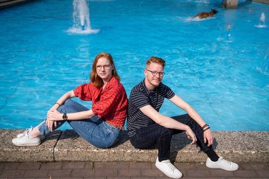 Geboren als eeneiige tweelingzussen, zijn Laurens en Yentl nu broer en zus: ‘Toen ik 17 was, viel voor mij het kwartje’