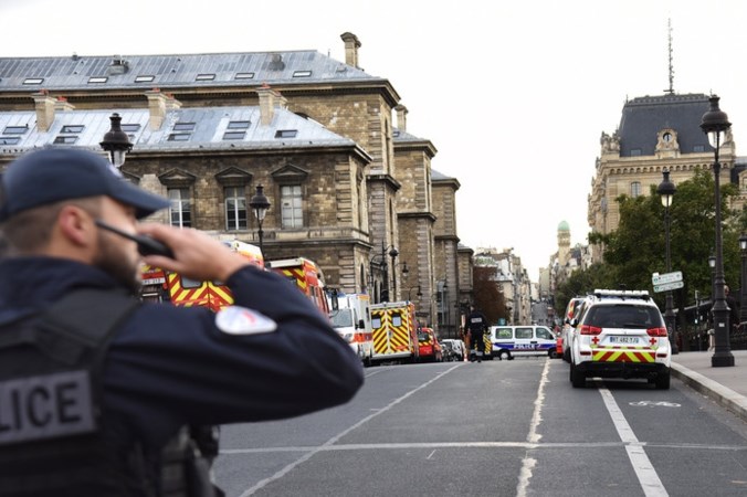 Namen bekend van slachtoffers mesaanval Parijs: ‘Als kind wilde Aurélie (39) al bij de politie werken’