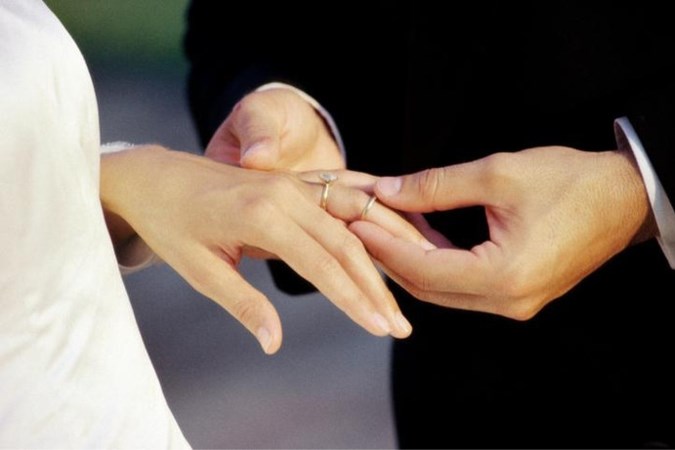Vrouw betrapt aanstaande bruidegom die zich vergrijpt aan bruidsmeisje