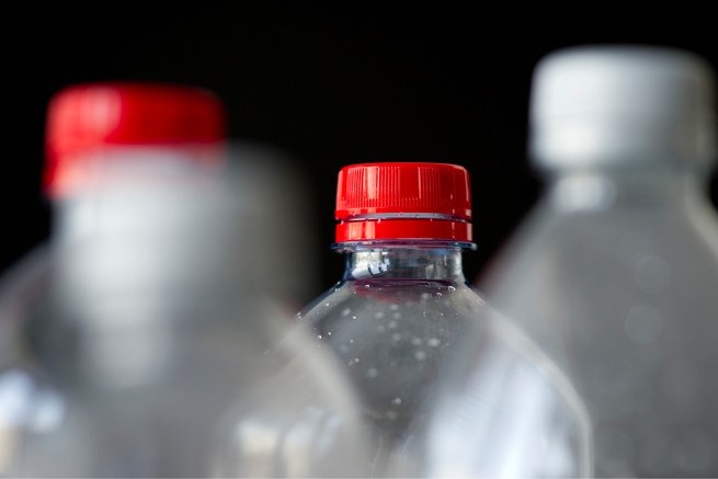Minstens 15 cent statiegeld op kleine plastic fles