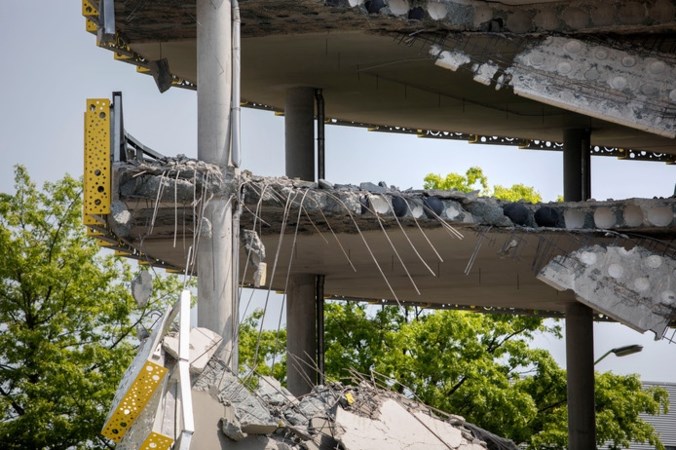 Nieuwe beelden: ook passanten ontsnapt aan instorting parkeergarage Eindhoven Airport