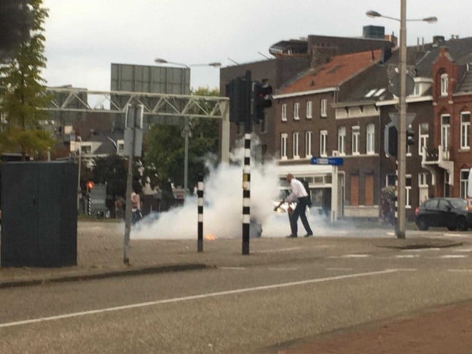 Video: Man steekt zichzelf in brand voor rechtbank in Roermond