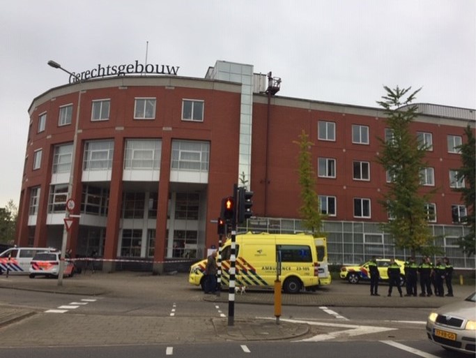 Video: Man steekt zichzelf in brand voor rechtbank in Roermond