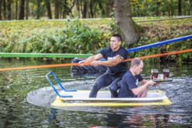 Video: Met een dienblad bokbier door de moddersloot, dat is bokkenollen