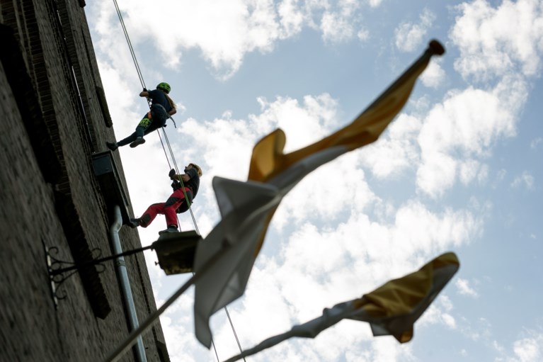 Abseilen van kerktoren Horn voor nieuwe verlichting