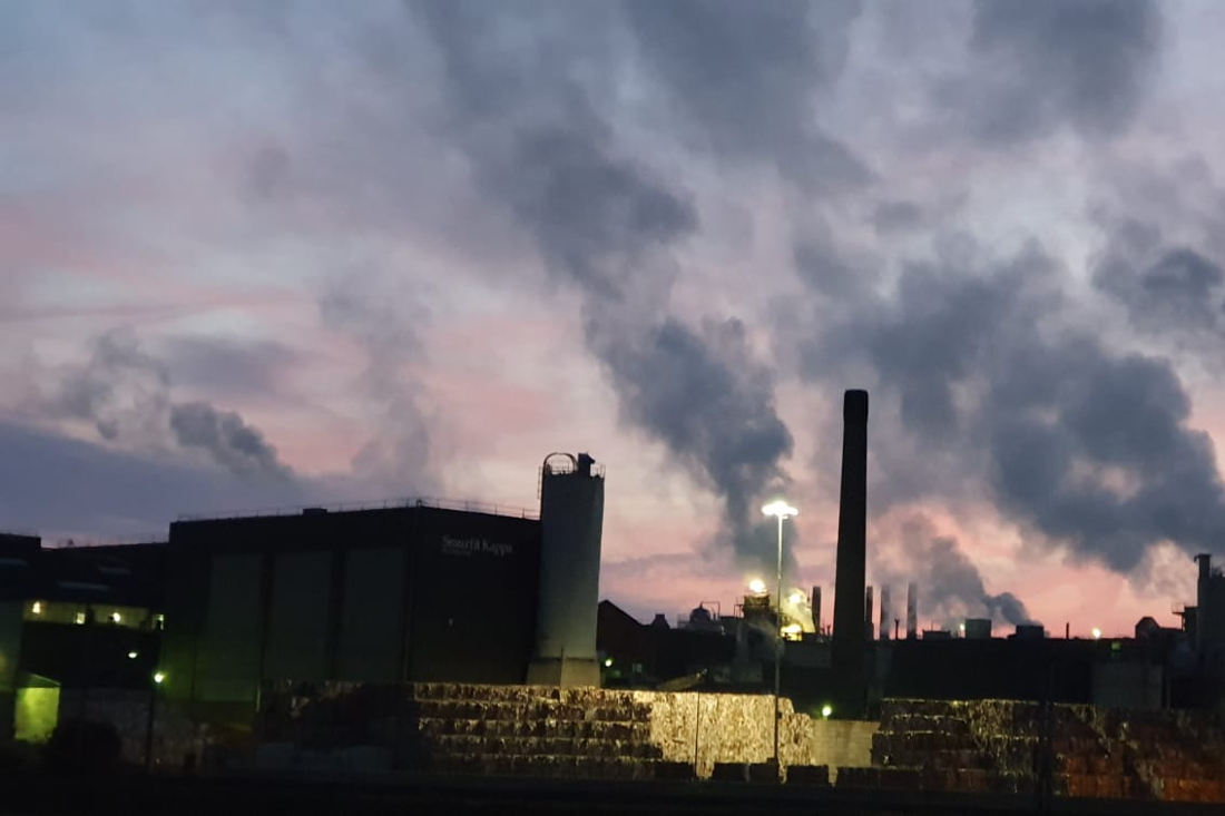 Klachten over zwarte rookwolken Roermondse papierfabriek 