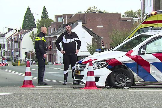 Video: Politieauto betrokken bij aanrijding in Maastricht