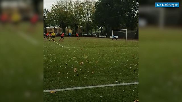 Video: Zelden vertoond: amateurclub uit Weert mist binnen één minuut twee penalty's