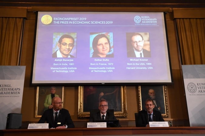 De Nobelprijswinnaars: ‘Randomista’s’ Duflo, Banerjee en Kremer bestrijden armoede met wetenschappelijk bewijs