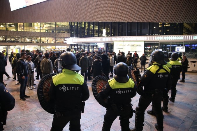Tientallen aanhoudingen bij grimmig protest in Rotterdam: meerdere agenten gewond geraakt
