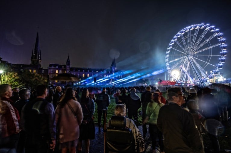 Video: Bezoekers Oktoberfeest Sittard genieten van verrassingsconcert Rowwen Hèze