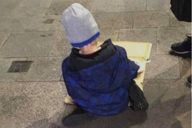 Hartverscheurende foto van dakloze kleuter (5) die koude spaghetti eet gaat wereld over