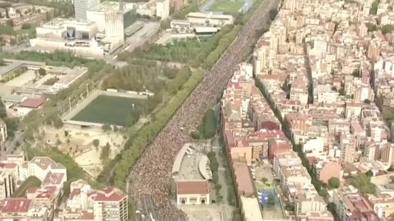 Gigantische massa marcheert Barcelona binnen, algemene staking legt Catalonië plat