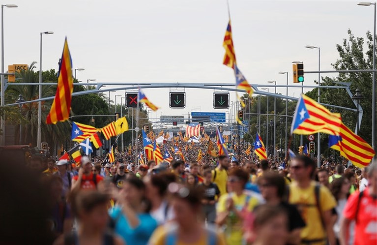Gigantische massa marcheert Barcelona binnen, algemene staking legt Catalonië plat