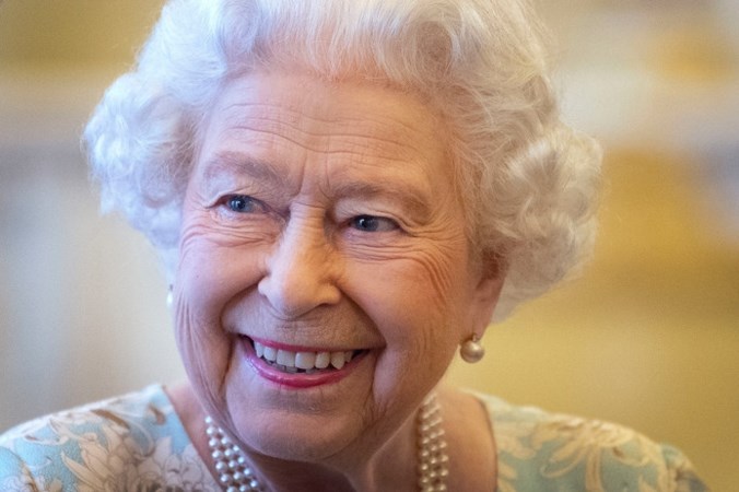 Vertrouwelinge Britse Queen schrijft boek: Ze dwaalt door de gangen op zoek naar brandende lampen
