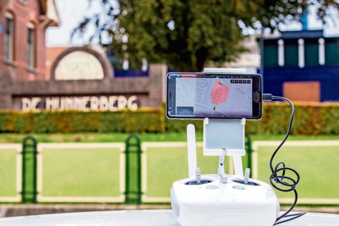 Drone vliegt boven bajes tegen een virtuele muur