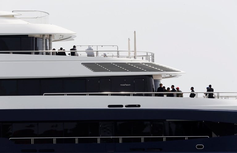 ‘Nederlands’ superjacht met spa, bioscoop en gouden interieur te koop