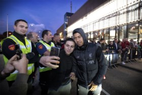 Selectie Liverpool aangekomen op Maastricht Aachen Airport