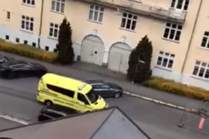 Gewapende man in gestolen ambulance rijdt mensen aan: zeven maanden oude tweeling gewond
