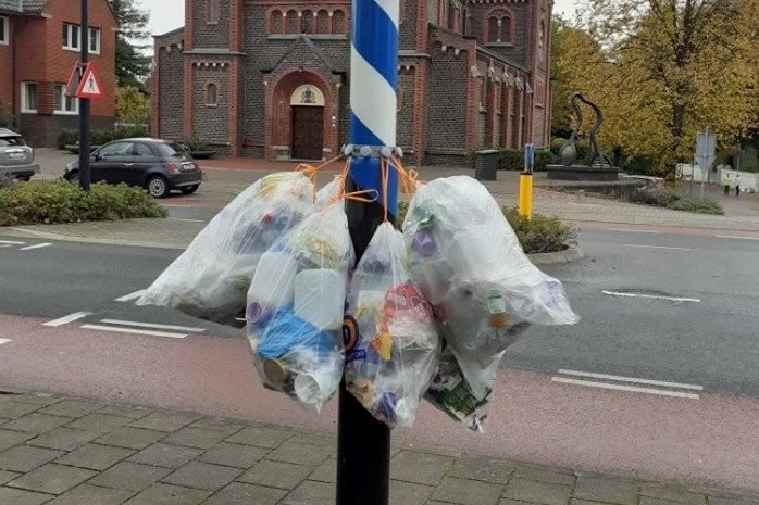 Vaals wil niet zwichten voor 'terreur van afvaltoerist' en houdt vast aan haken voor plastic - De Li