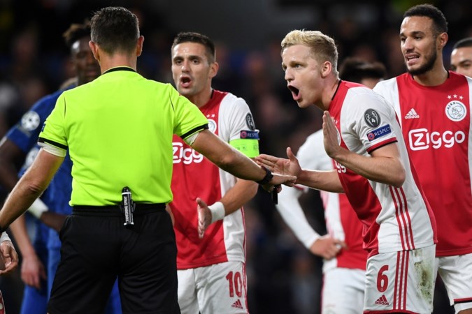 Mario van der Ende: ‘Onafhankelijke VAR had penalty tegen Ajax teruggedraaid’