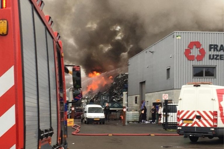Video: Grote brand bij metaalhandel in Maastricht; bluswerkzaamheden tot middernacht