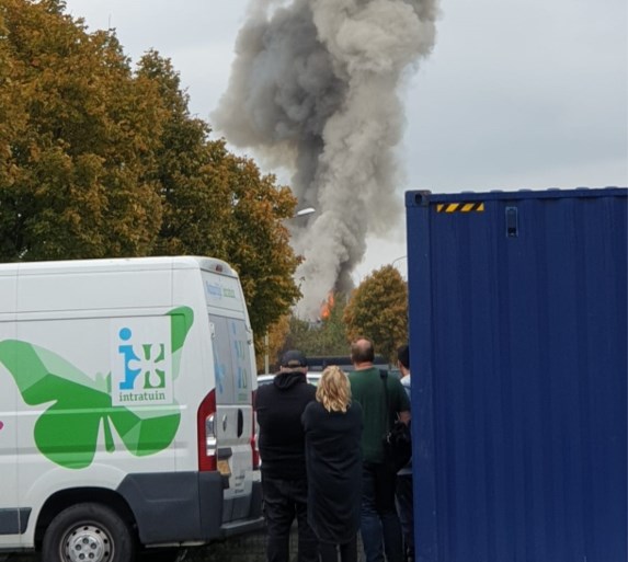 Video: Grote brand bij metaalhandel in Maastricht; bluswerkzaamheden tot middernacht
