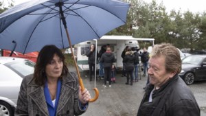 Woonwagenbewoners in gesprek met burgemeester Leudal na demonstratie voor raadhuis 