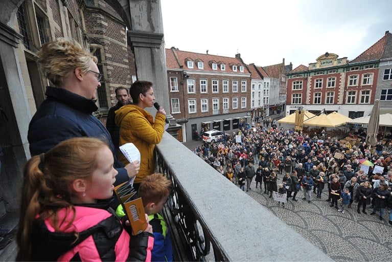 Video: Massaal protest van leraren op de Markt in Venlo