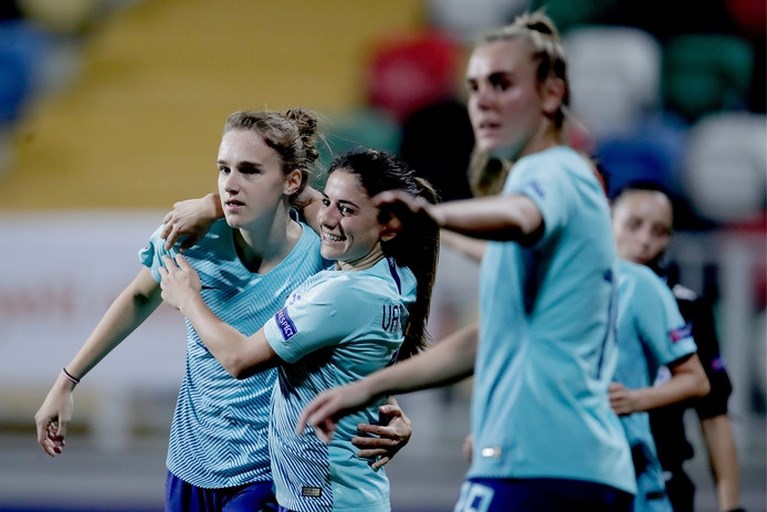 Oranje-voetbalsters walsen over Turkije heen