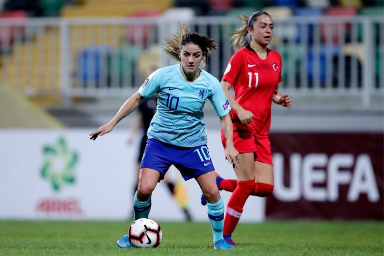 Oranje-voetbalsters walsen over Turkije heen