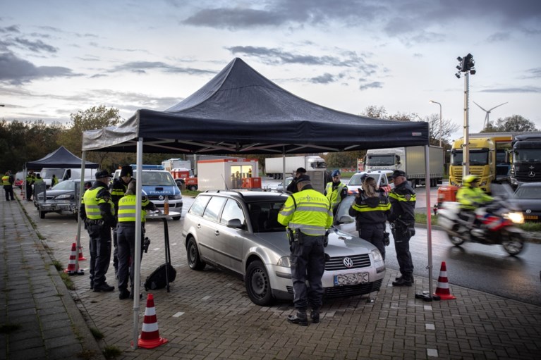 Wapens, drugs en grote hoeveelheden contant geld in beslag genomen bij grote verkeerscontrole